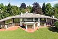Privatsphäre in nobelster Gartenlage: Architekten-Villa von 1982 mit Gäste-Dependance - Imposante Walmdach-Architektur