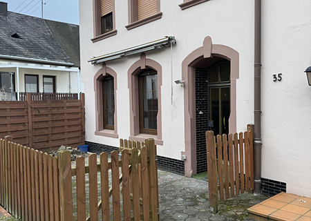 Fell a.d. Mosel - seniorengerechte EG Wohnung - 2 Zi-Kü-Bad und Terrasse - DB1 Vorgarten mit Terrasse