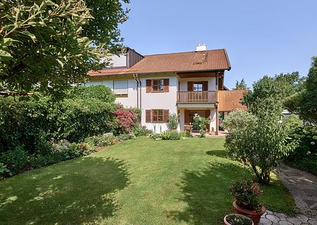 Isartaler Holzhaus mit idyllischem Garten und ca. 60 m² Ausbaupotenzial im Dachgeschoss - Familiengerechtes Stadthaus