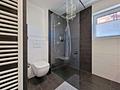 Zum Verlieben! Traumhaftes Wohnambiente - elegant, modern, neuwertig. Bezugsfrei. - Badezimmer-Ansicht2