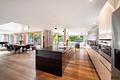 Moderne Architektenvilla mit exklusivem Interior-Konzept, Lift, Spa-Lounge, Home-Gym und Outdoorpool - Einbauküche von Molteni&C mit angrenzendem Loungebereich