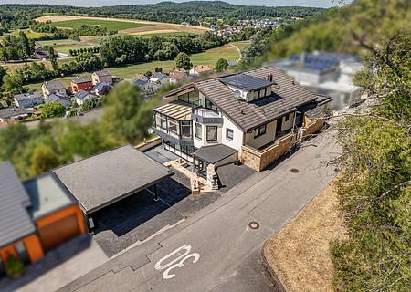 Wohnen mit Charakter: Großzügiges Anwesen mit Aussicht und Einliegerwohnung - Vorderansicht