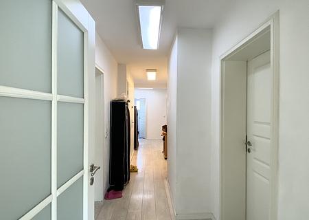 Eigennutz o. Kapitalanlage - gut geschnittene 4,5 Zimmer-Etagenwohnung mit großer Terrasse - Flur