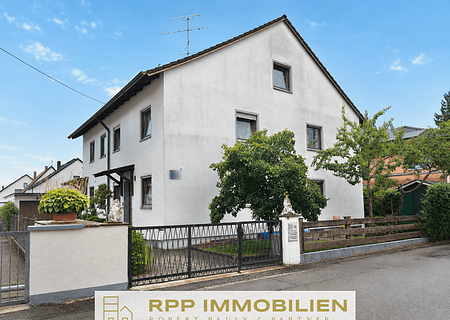 Viel Platz und viele Möglichkeiten – Doppelhaushälfte mit Südwest-Balkon und Terrasse - Hausansicht