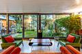 Architekten Atrium-Haus mit Dachterrasse, Garten und Pool in idyllischer Villenlage - Atemberaubende Glasfronten