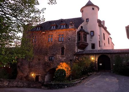 Neuerburg/ Eifel, zentrumsnah - charmantes, kleines Haus für kleines Geld - auch als Ferienhaus geeignet - Burg