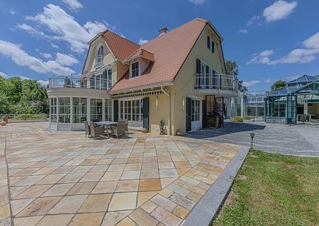 Spektakuläres u. luxuriöses Anwesen mit Pool & Wellnessbereich auf Parkgrundstück Nahe München - Außenansicht mit Terrasse