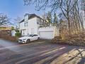 Schöne Maisonette-Dachgeschosswohnung in einem kleinen Mehrfamilienhaus mit nur 6 Einheiten in Solln - Aussenansicht mit Garage