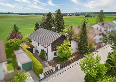 Mit freiem Blick ins Grüne: Einfamilienhaus mit Einliegerwohnung und Garten - Domizil in grüner Toplage