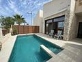 Moderne freistehende Villa mit privatem Pool und Dachterrasse