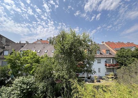 Familienfreundliche DG-Wohnung in Laim - Blick in den grünen Innenhof