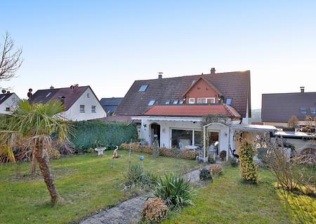 Familientraum in ruhiger Lage: Doppelhaushälfte mit Sonnengarten & Garage - renovierungsbedürftig - Garten