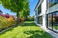 Englisch inspirierte, neuwertige Villa von 2019, in nobelster Grünwalder Lage - Idyllischer, großzügiger Südgarten
