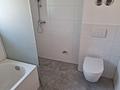 Kernsaniertes 6-Familienhaus mit Wärmepumpe, Garagen und Energieklasse A - Beispiel Wohnung Bad 2