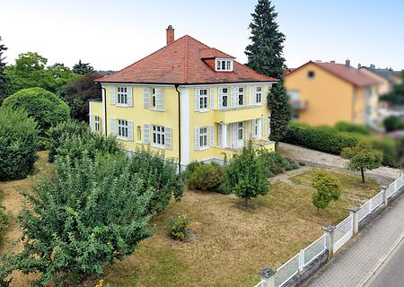 Herrschaftlich & einzigartig! Stilvolles Anwesen mit traumhaftem Charakter und Ausbaupotenzial. - Seitenansicht zur Straße