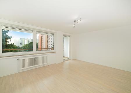 Wohnen direkt am Ostpark: Helle, renovierte 3-Zimmer-Wohnung mit zwei Südbalkonen und Weitblick.