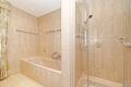 Ein Zuhause mit Garten, Freiraum und Perspektive. 160 m² Wohnfläche auf ca. 563 m² Grund. - Bad mit der Badewanne und Dusche