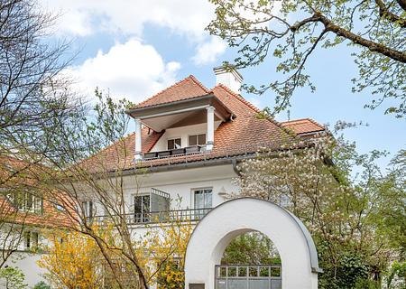 Im Dachgeschoss: Charmante 2-Zimmer-Wohnung mit Dachterrasse in ruhiger Lage - Reizvolle Dachgeschosswohnung