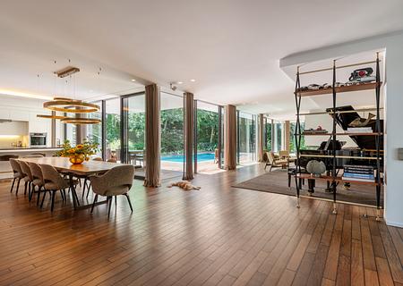 Einfamilien-Domizil mit Pool, Sauna, Fitness und geschützter Gartenidylle in isarnaher Villenlage - Weitläufiger Wohn-/Essbereich