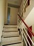 Frisch renovierte 3-Zimmer-Wohnung mit Balkon, Loggia & saniertem Bad im gepflegten Zweifamilienhaus - Aufgang zur Wohnung