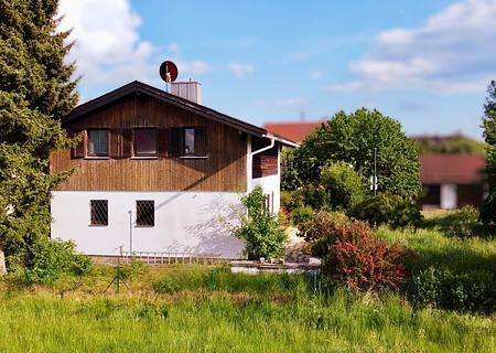 Sonniges und schönes Baugrundstück mit Altbestand in Gilching - Hausansicht