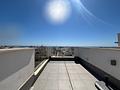 Neuwertige Penthouse-Wohnung mit 2 Schlafzimmern, 2 Bädern, Dachterrasse und Tiefgaragenstellplatz nur 700 m vom Strand