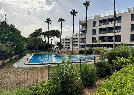 Erdgeschosswohnung mit 3 Schlafzimmern, 1 Bad, Tiefgaragenstellplatz und Gemeinschaftspool nur 300 m vom Strand