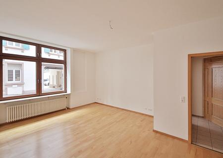 Elegante 3-Zimmer-Wohnung im historischen Gebäude mit besonderem Wohncharakter - Wohnzimmer