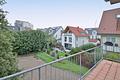 Bestlage trifft Potenzial - Zweifamilienhaus im Herzen von Leonberg - Balkonaussicht auf den Hinterhof