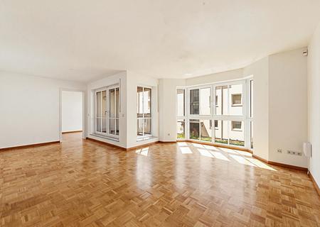 Gepflegte 3-Zimmer-Wohnung mit Loggia in Laufweite zum Nymphenburger Schlosspark - Lichterfüllter Wohnbereich