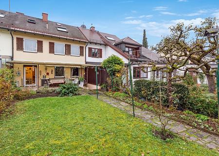 Reihenmittelhaus mit Renovierungsbedarf I Erbbaurecht bis 2051 I Sofortbezug - Hausansicht