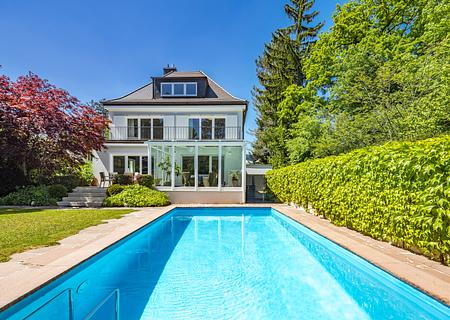 Großzügiges Familiendomizil mit Spa-Bereich, Traumgarten und Pool in Villenlage - Outdoor- Paradies mit Pool