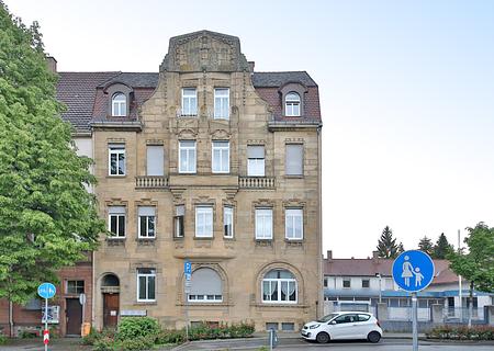 Charmanter Altbau nahe Hauptbahnhof: 4 Wohnungen / 21 Zimmer, Innenhof, Balkone & sehr gute Rendite - Frontansicht Gebäude