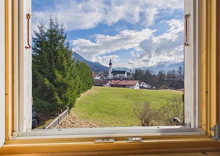 Attraktives Baugrundstück mit Panoramabergblick
- Genehmigung zum Bau einer Landhausvilla - Ausblick aus dem denkmalgeschützten Hof