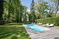 Moderne Architektenvilla mit exklusivem Interior-Konzept, Lift, Spa-Lounge, Home-Gym und Outdoorpool - 10 m langer Pool mit Pooldeck zum Relaxen in Park-Ambiente