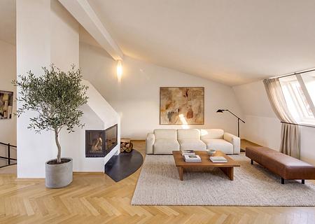 Hinreissende Dachgeschoss-Maisonette mit 3 Zimmern, Terrasse und Panoramablick - Wohnbereich mit Kamin (virtuell möbliert)