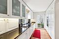 Luxuriöse Villa mit Gästehaus in Bestlage / Verkauf mit Rückmietung / späterer Eigenbezug - Küche mit Granitarbeitsplatte