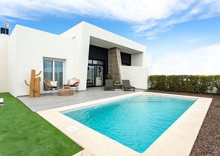 Doppelhaushälften mit 3 Schlafzimmern, 2 Bädern, Dachterrasse, Klimaanlage und Privatpool in der wunderschönen Golfanlage La Finca Resort