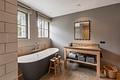 Künstlerisches Meisterwerk: Historische Villa mit exquisitem Interiordesign und Garten-Idyll - Lichtfülle im Badezimmer