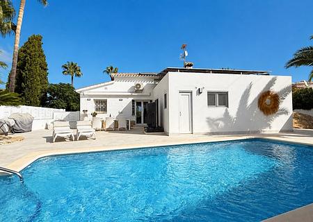 Modernisierte Villa mit Meerblick, 2 Schlafzimmern und Privatpool