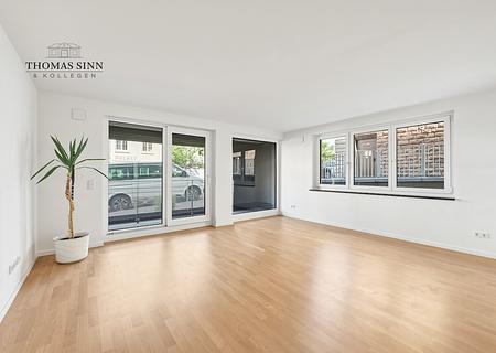 Neuwertige 3,5-Zimmer-Wohnung im EG mit ruhiger Terrasse und TG-Stellplatz bei Uhlandshöhe/Gänshaide - Wohnbereich mit verglastem Balkon