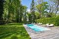 Moderne Architektenvilla mit exklusivem Interior-Konzept, Lift, Spa-Lounge, Home-Gym und Outdoorpool - 10 m langer Pool mit Pooldeck zum Relaxen in Park-Ambiente