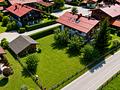 Mitten im Ort und die Berge im Blick – Baugrundstück in besonderer Lage! - Luftansicht