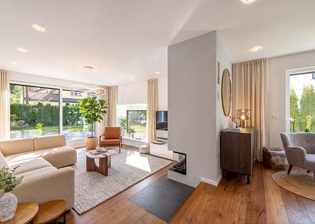 Modernes Einfamilienhaus mit Wärmepumpe, vier Schlafzimmern und sonnigem Garten - Heller Wohn-/ Essbereich (virtuell möbliert)