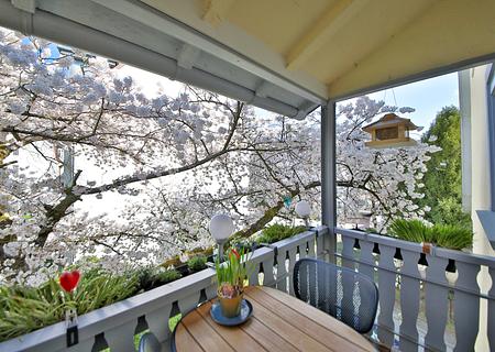 Stilvolle 4-Zimmer-Altbauwohnung, hochwertig saniert, Balkon, in Baden-Baden City - Balkon - Loggia