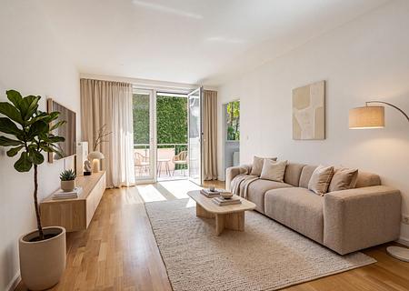 Nähe Apple, Google und Unis: Bezugsbereite, gut geschnittene 2-Zimmer-Wohnung mit Balkon in Hoflage - Wohnzimmer (virtuell möbliert)