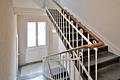 Altbau-Eleganz trifft Moderne: Stilvolle 3-Zimmer-Wohnung in Citylage als perfekte Kapitalanlage - Treppenhaus mit Abstellkammer