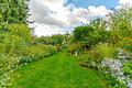 Ein Zuhause mit Garten, Freiraum und Perspektive. 160 m² Wohnfläche auf ca. 563 m² Grund. - Großzügiger, eingewachsener Garten mit viel Grün und Privatsphäre