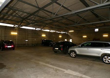 Gewerbehalle (oder Festmietparkplatzhalle) im Herzen von Köln - 10 Blick schräg durch die Halle