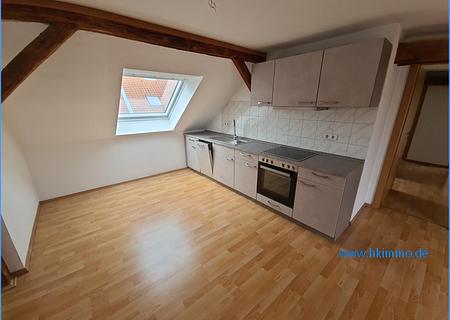 3-Raumwohnung unterm Dach in Köthen/Anhalt - Einbauküche ist dabei - Gartenhaus optional - 3-Raumwohnung in Köthen im Dachgeschoß - Wohnzimmer und Küche